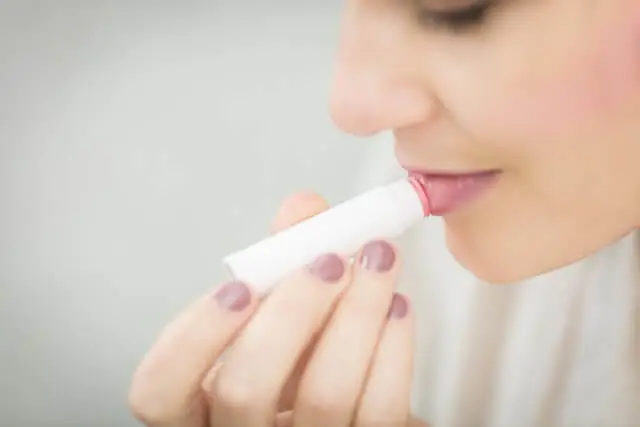 Spicy cinnamon lip balm DIY
